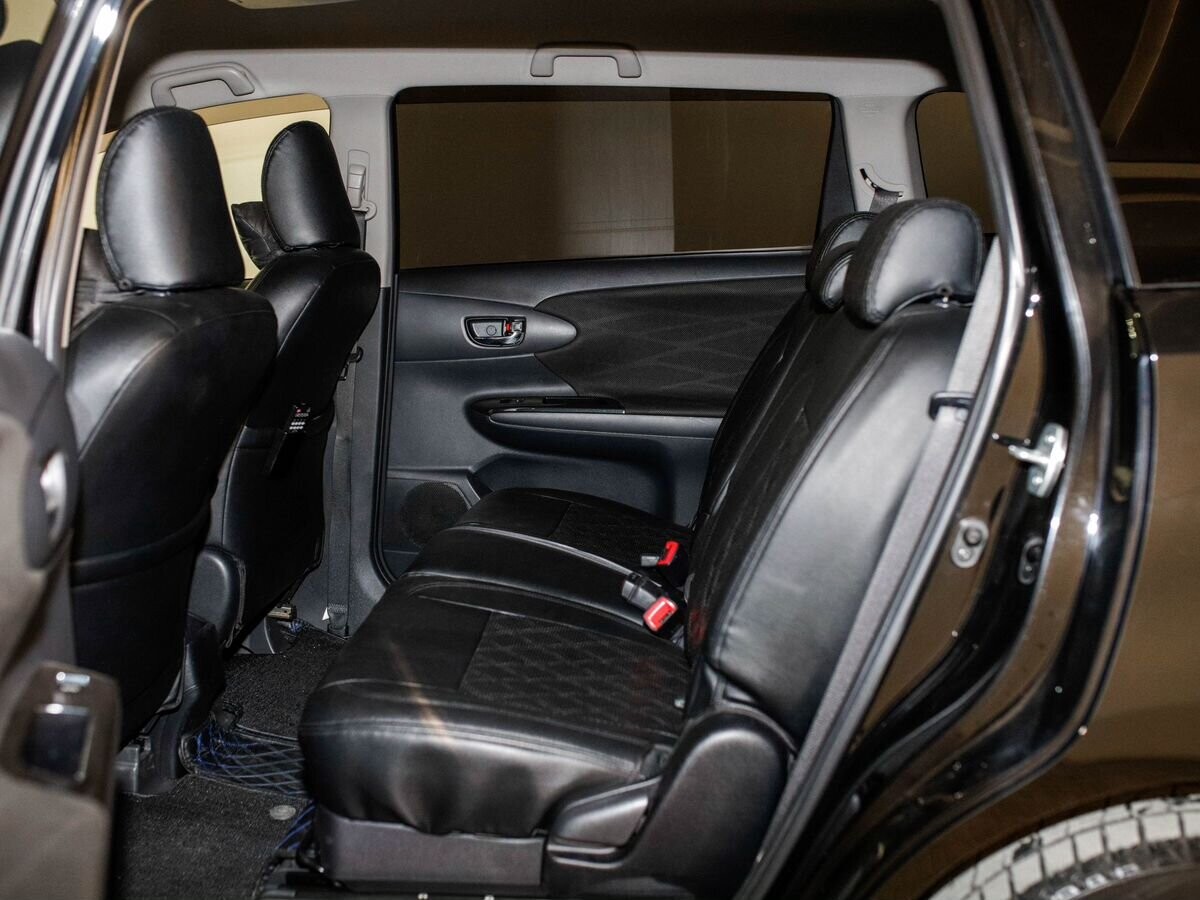 Toyota Wish 2012 - фото автомобиля