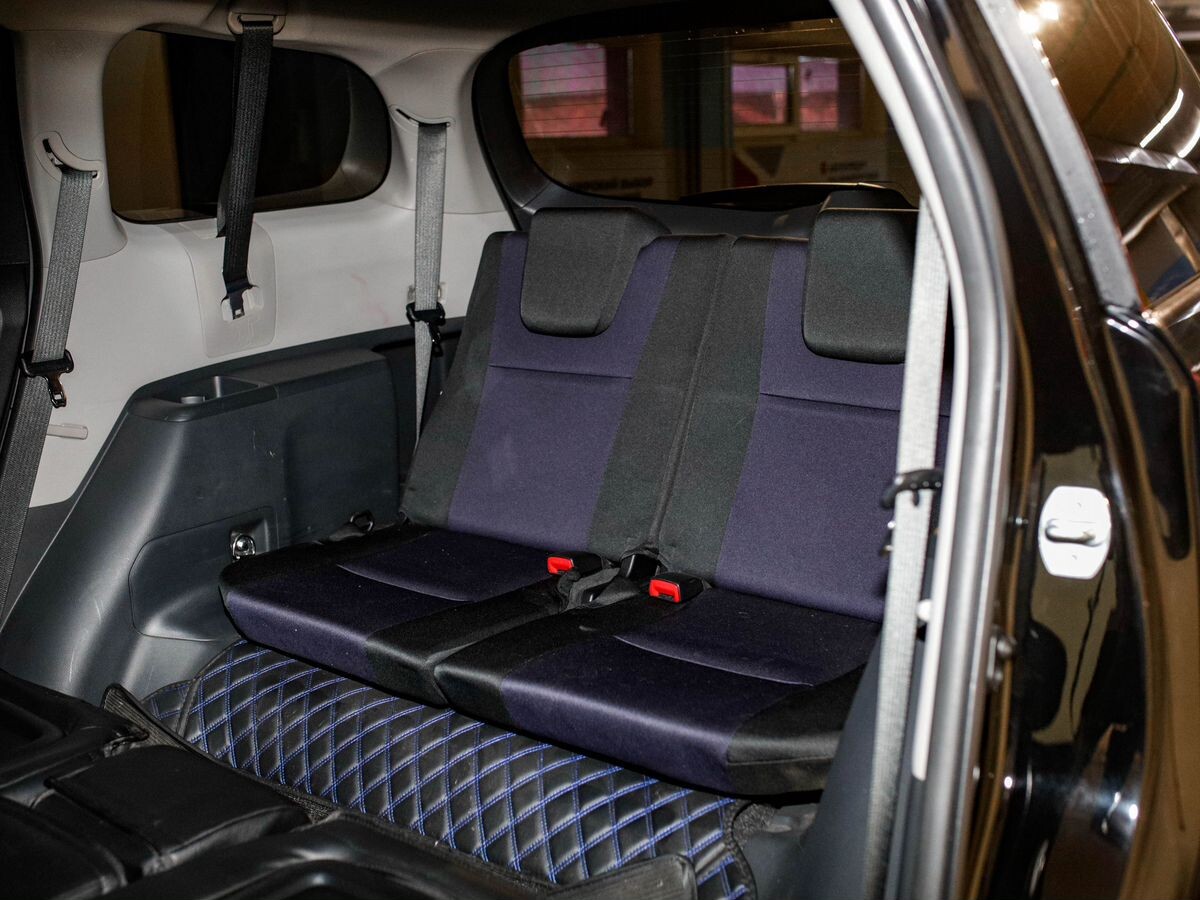 Toyota Wish 2012 - фото автомобиля