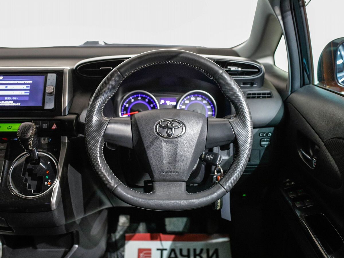 Toyota Wish 2012 - фото автомобиля