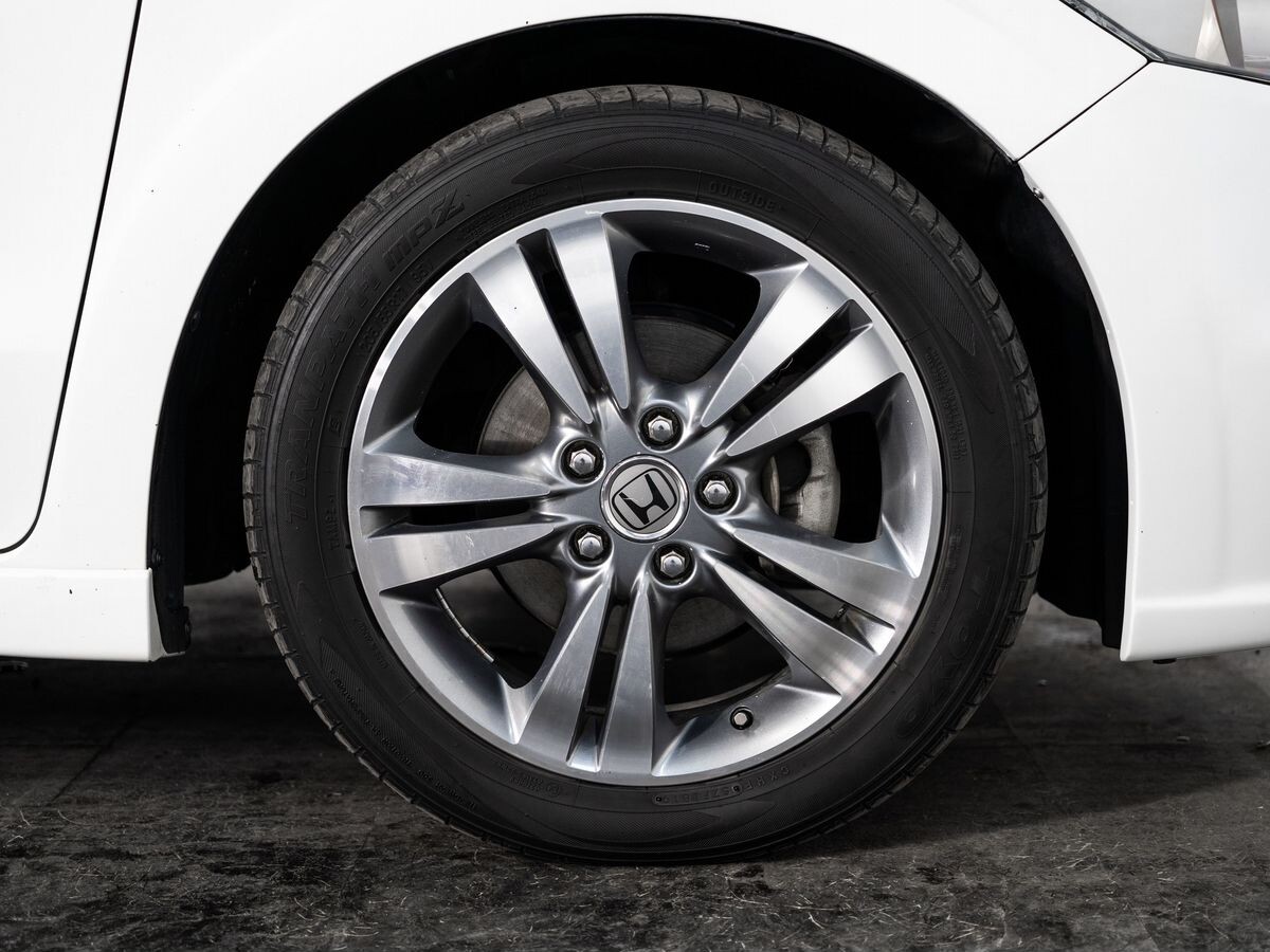 Honda Stream 2013 - фото автомобиля