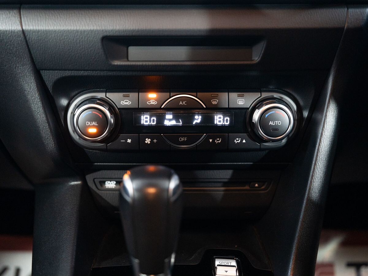 Mazda Axela 2017 - фото автомобиля