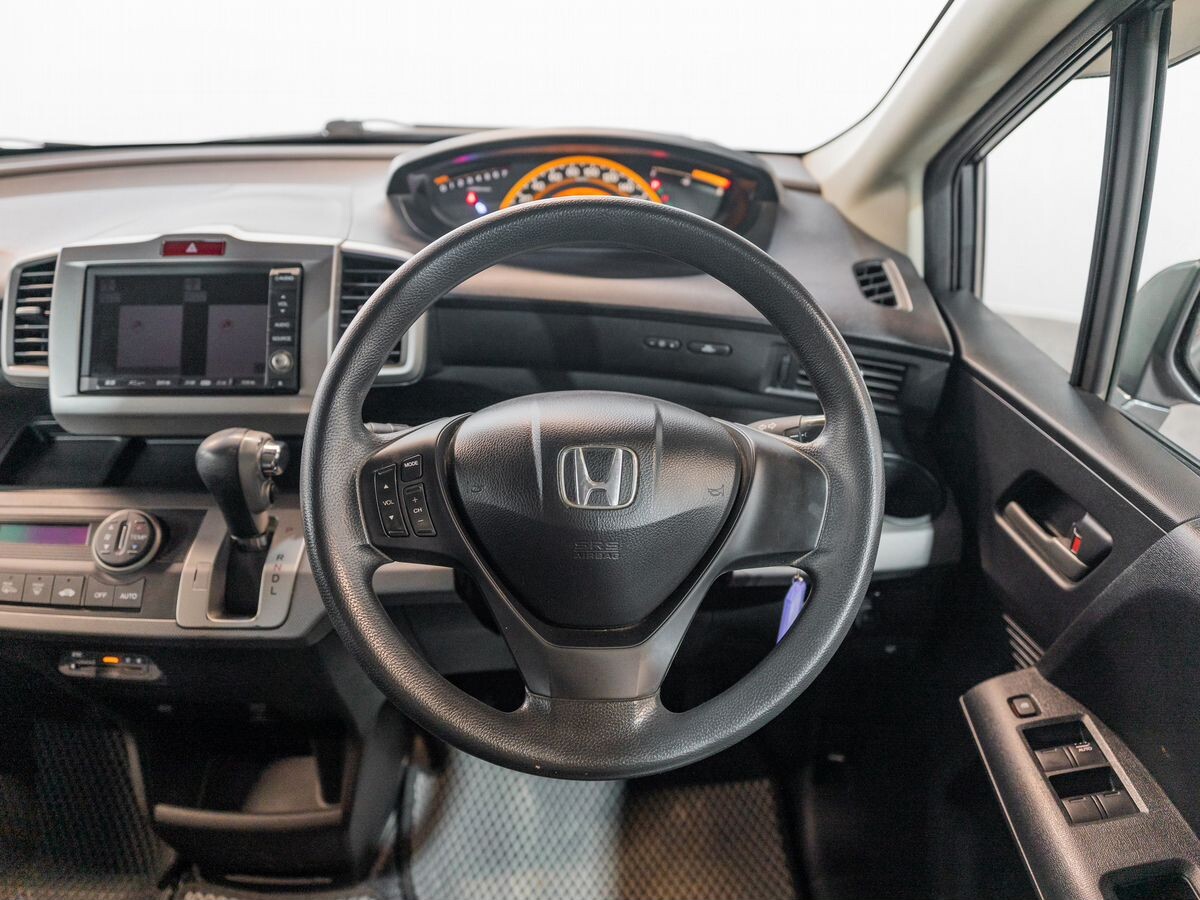 Honda Freed 2010 - фото автомобиля