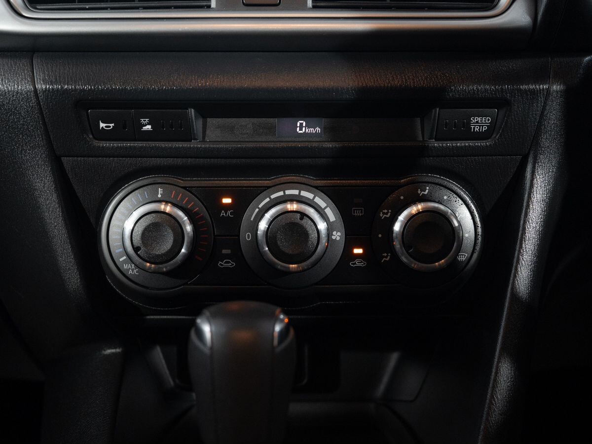 Mazda Axela 2018 - фото автомобиля