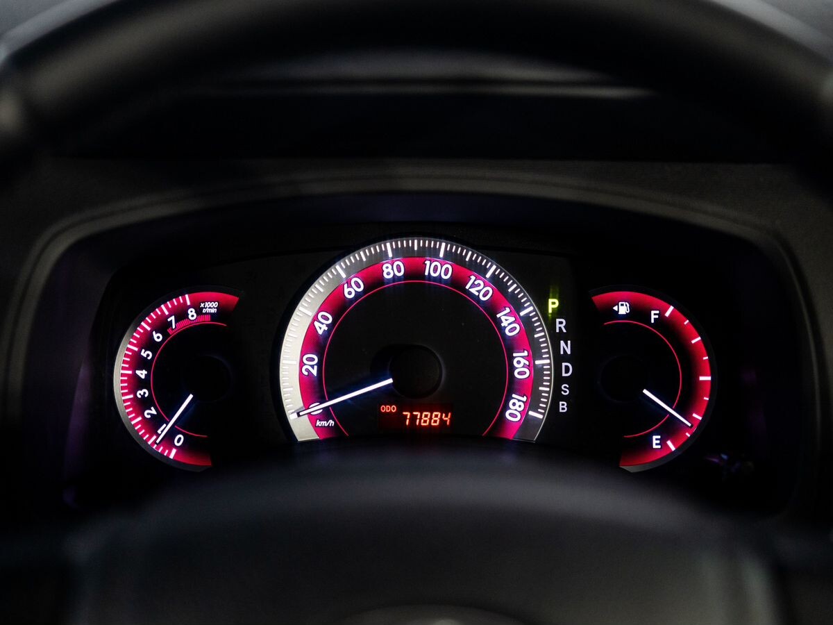Toyota Isis 2013 - фото автомобиля