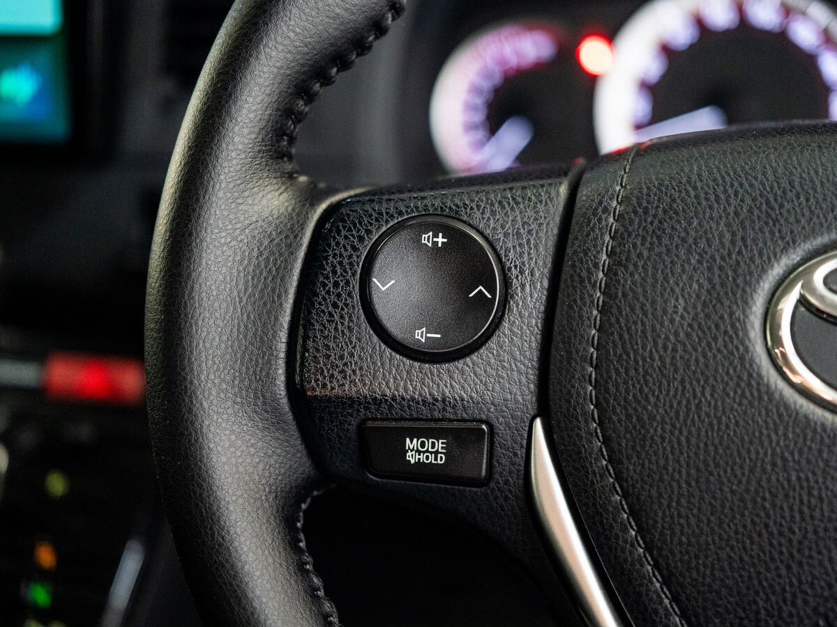 Toyota Isis 2013 - фото автомобиля