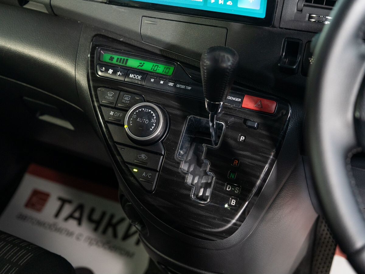 Toyota Isis 2013 - фото автомобиля