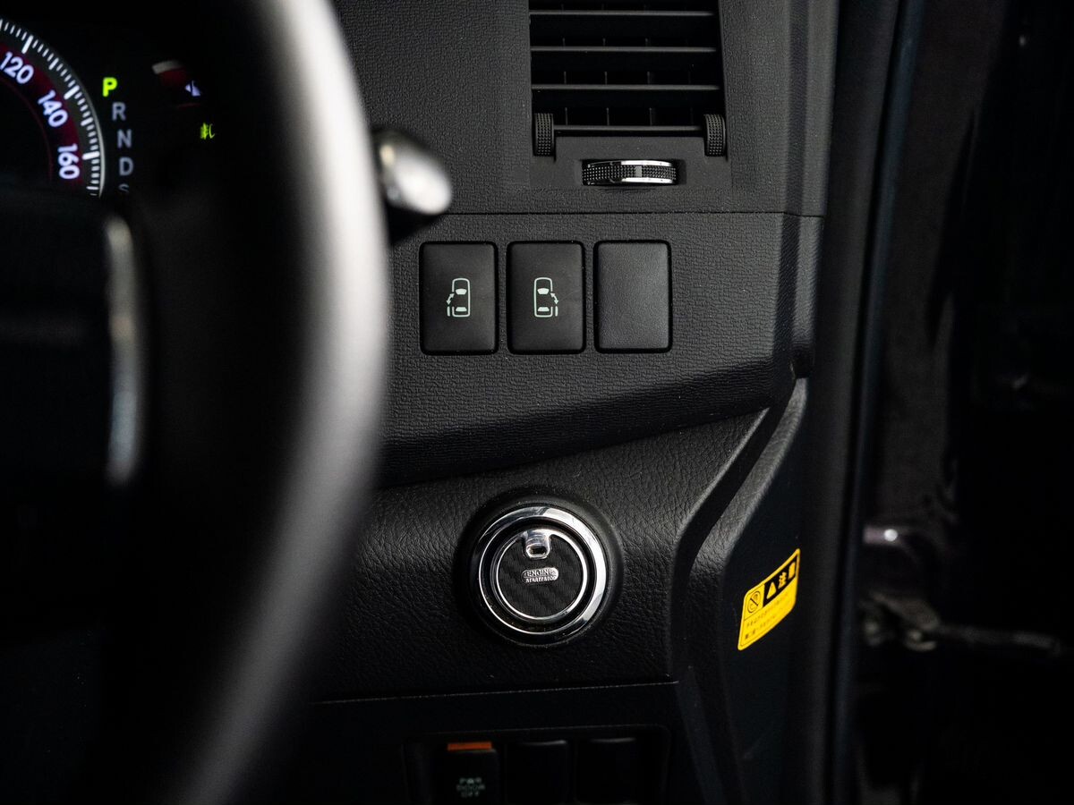 Toyota Isis 2013 - фото автомобиля