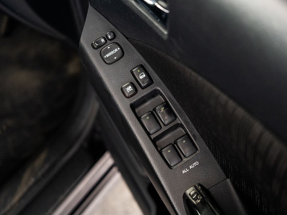 Toyota Isis 2013 - фото автомобиля