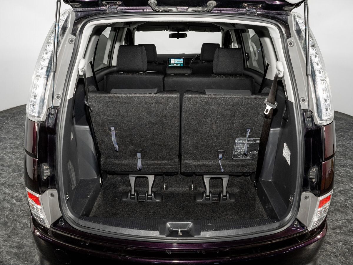 Toyota Isis 2013 - фото автомобиля