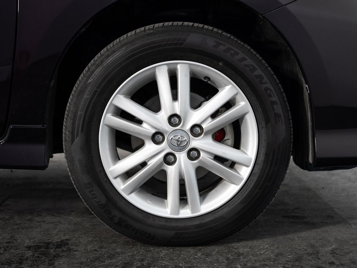 Toyota Isis 2013 - фото автомобиля