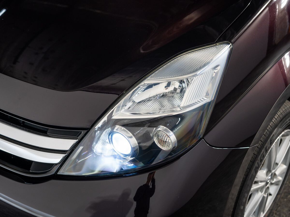 Toyota Isis 2013 - фото автомобиля