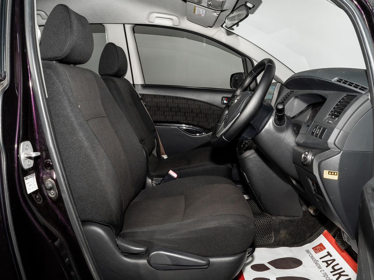 Toyota Isis 2013 - фото автомобиля