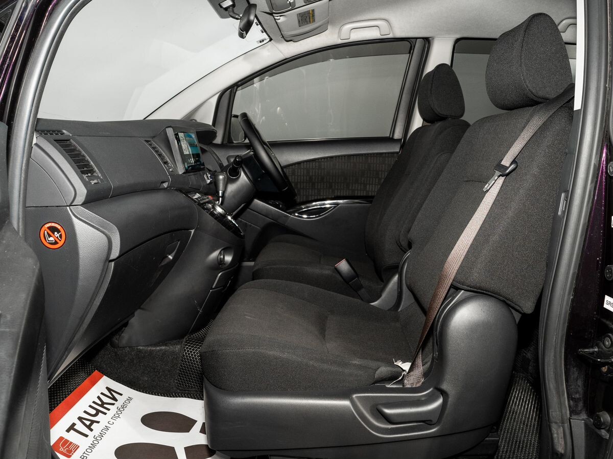 Toyota Isis 2013 - фото автомобиля