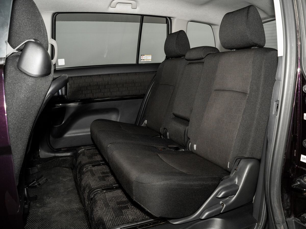 Toyota Isis 2013 - фото автомобиля