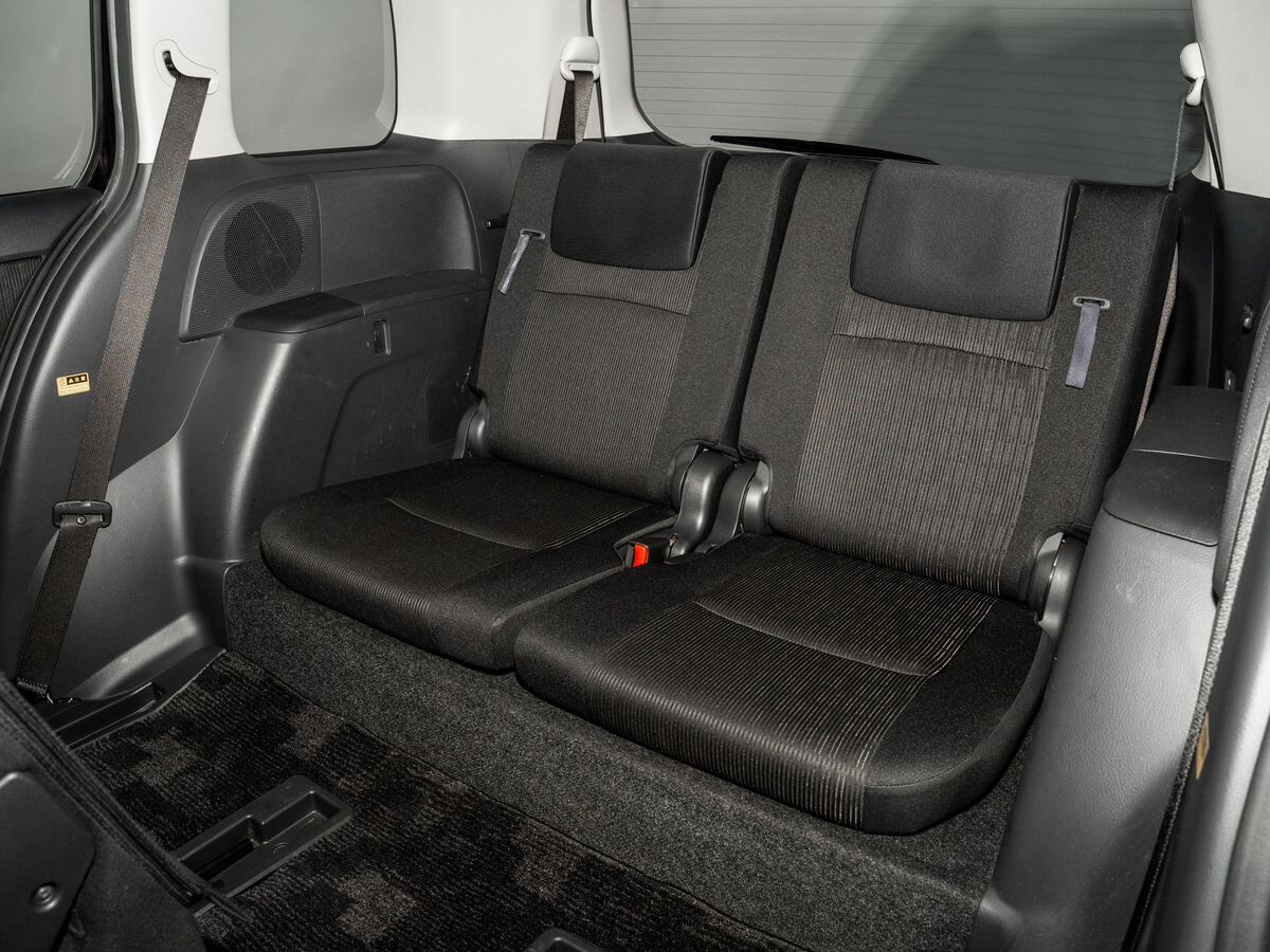 Toyota Isis 2013 - фото автомобиля