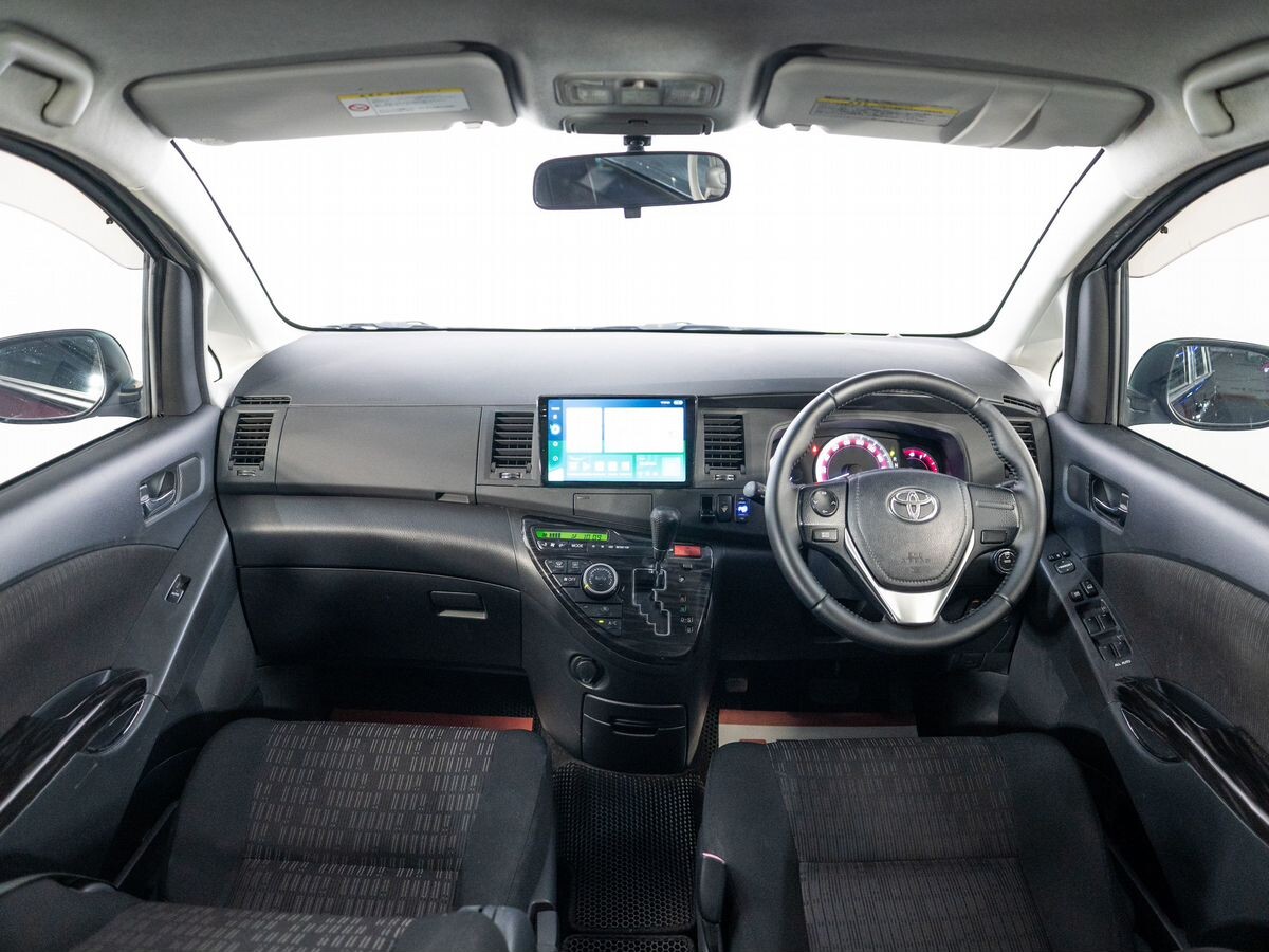 Toyota Isis 2013 - фото автомобиля