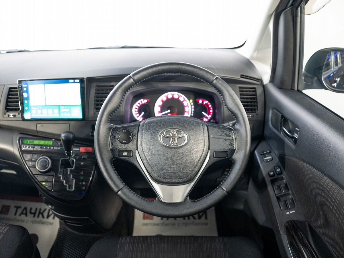 Toyota Isis 2013 - фото автомобиля