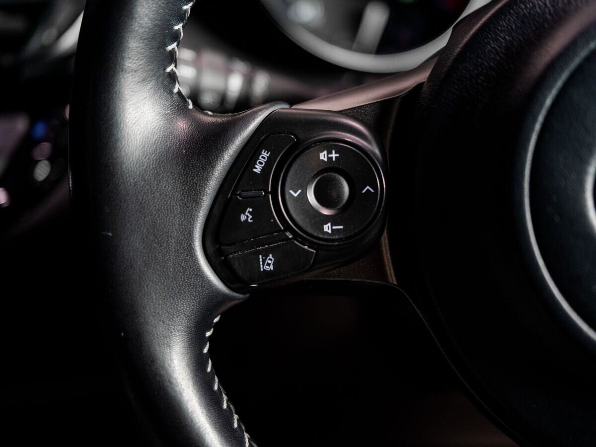 Toyota C-HR 2020 - фото автомобиля