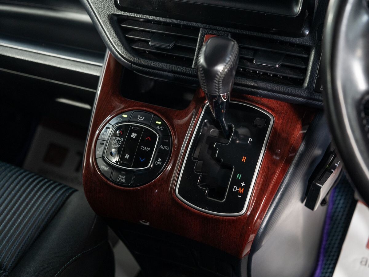 Toyota Voxy 2014 - фото автомобиля