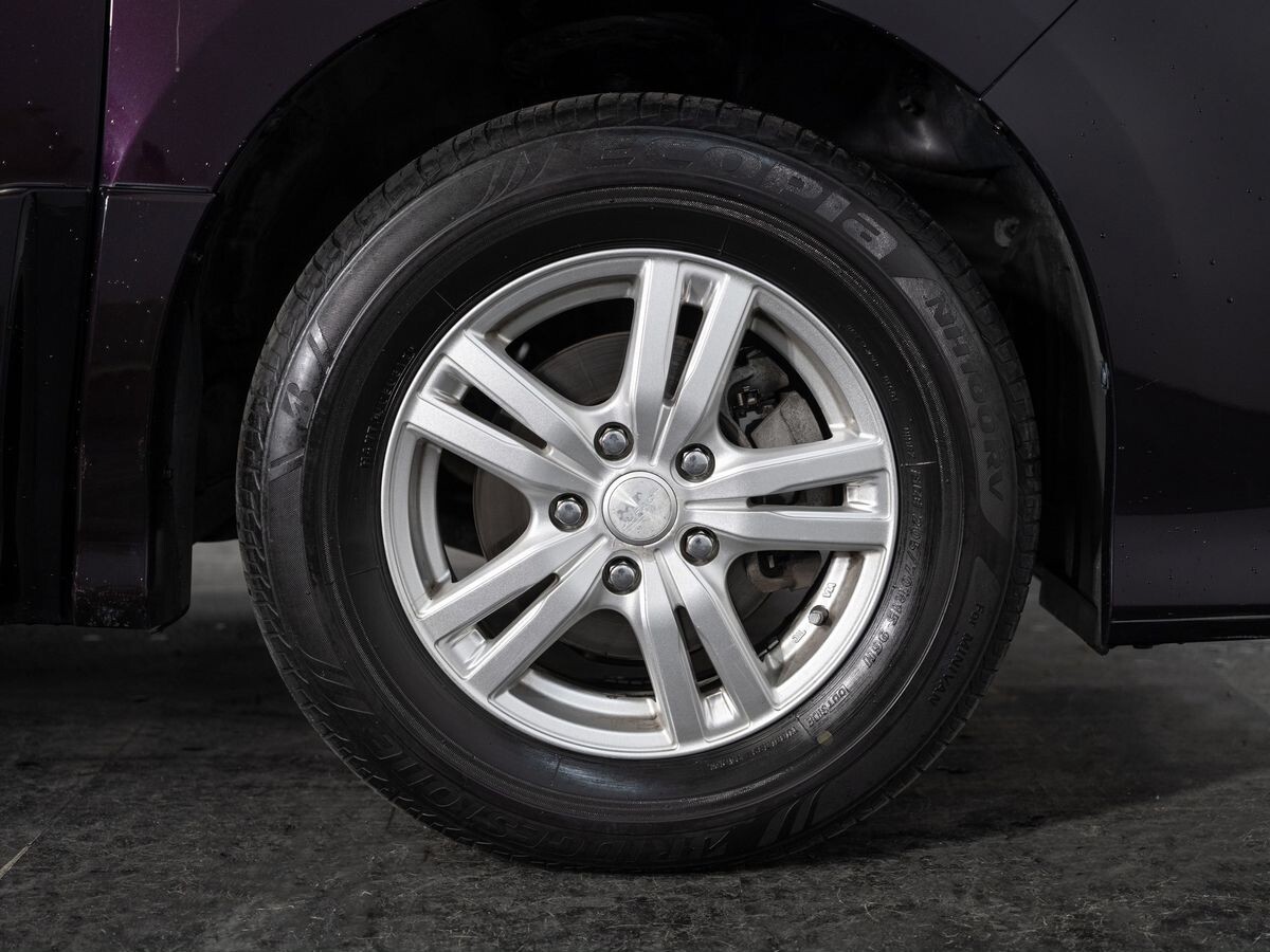 Toyota Voxy 2014 - фото автомобиля