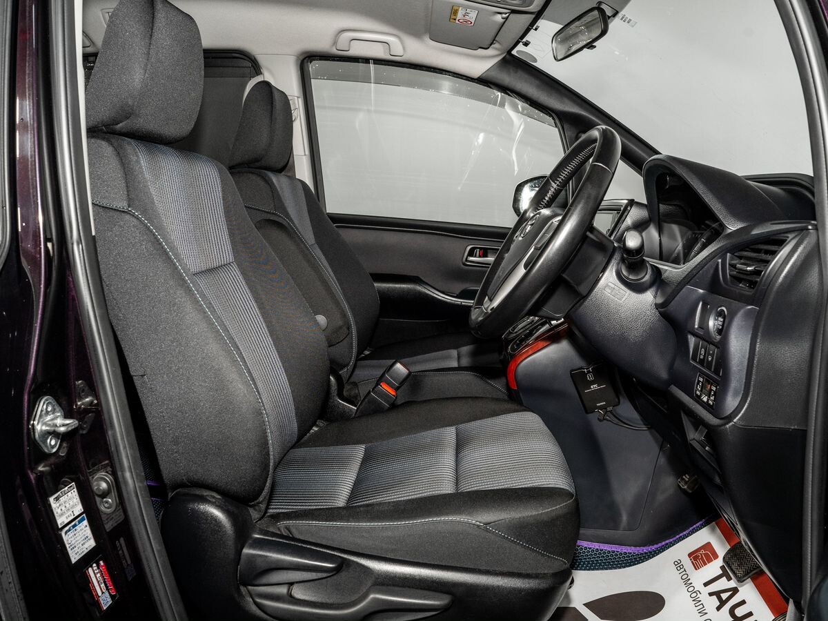 Toyota Voxy 2014 - фото автомобиля