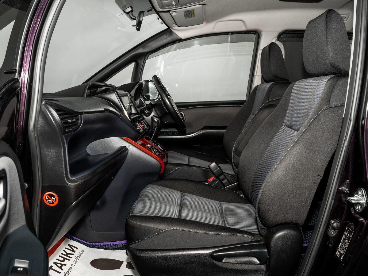 Toyota Voxy 2014 - фото автомобиля