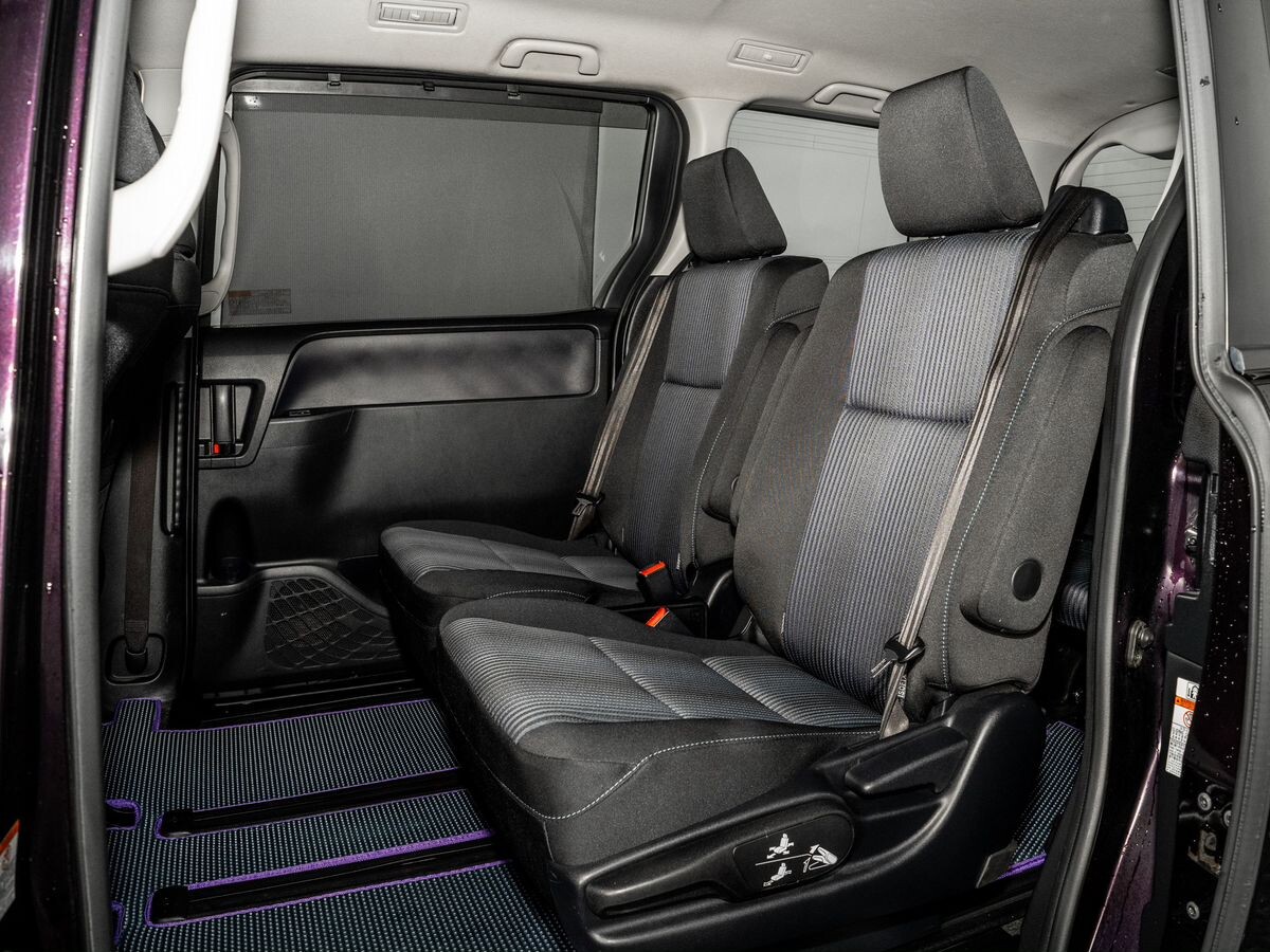 Toyota Voxy 2014 - фото автомобиля