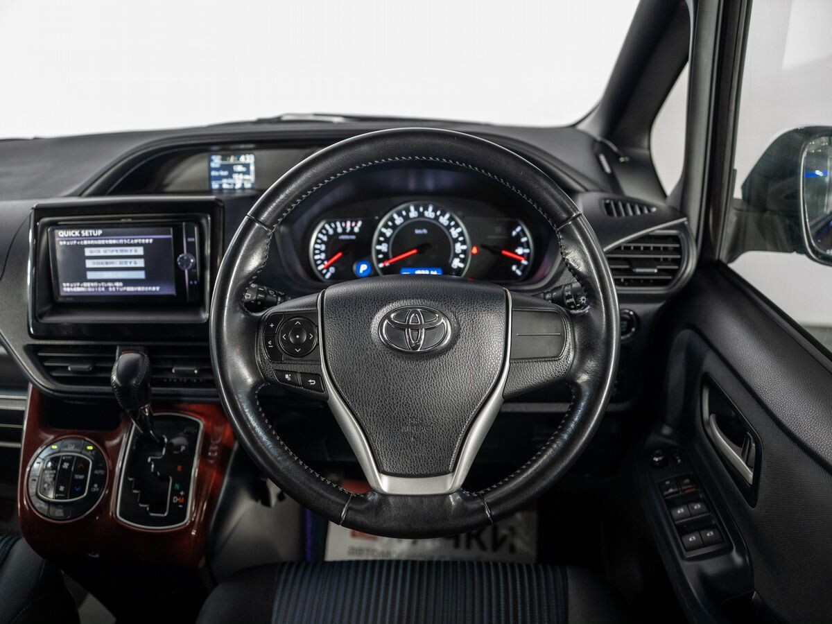 Toyota Voxy 2014 - фото автомобиля