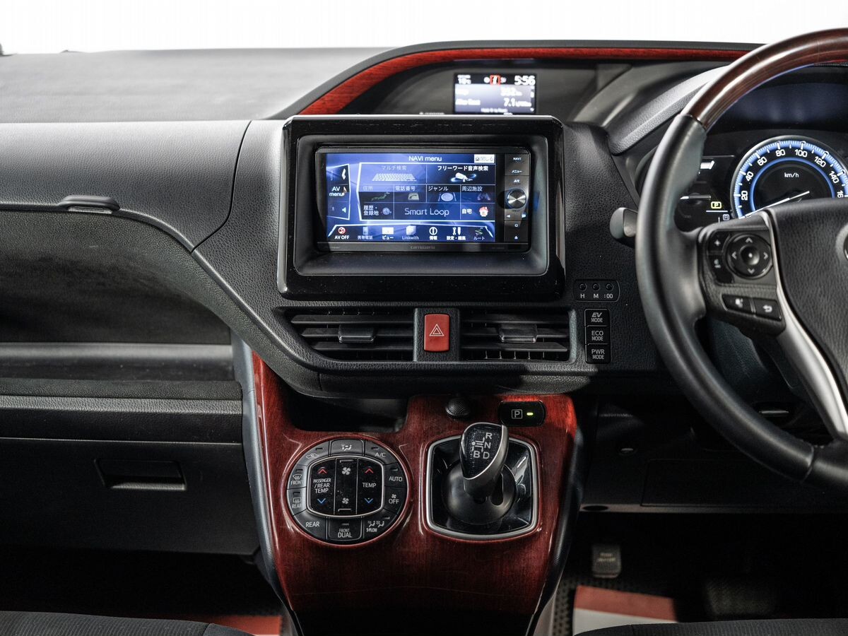 Toyota Noah 2015 - фото автомобиля