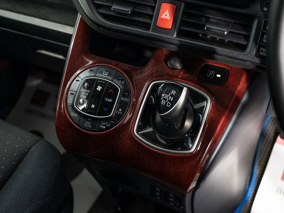 Toyota Noah 2015 - фото автомобиля