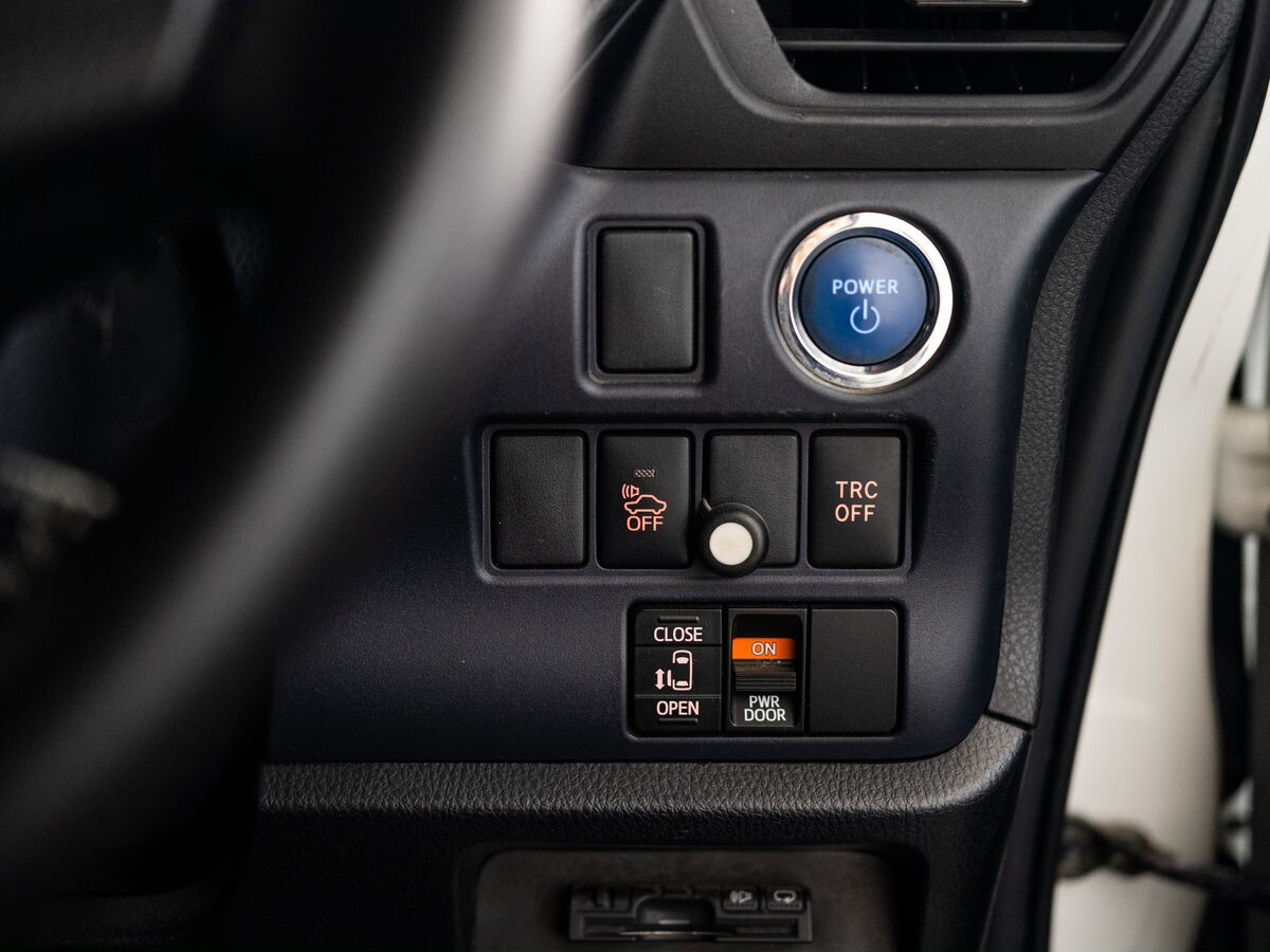 Toyota Noah 2015 - фото автомобиля