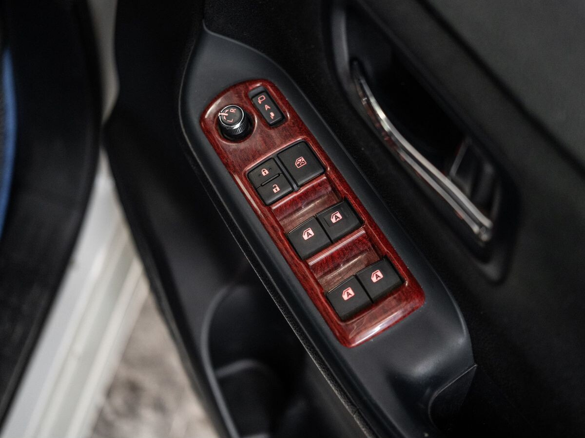 Toyota Noah 2015 - фото автомобиля