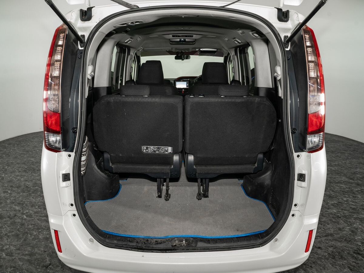 Toyota Noah 2015 - фото автомобиля