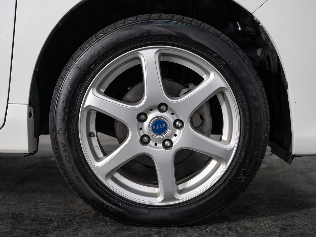 Toyota Noah 2015 - фото автомобиля
