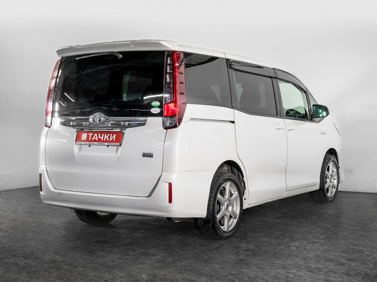 Toyota Noah 2015 - фото автомобиля