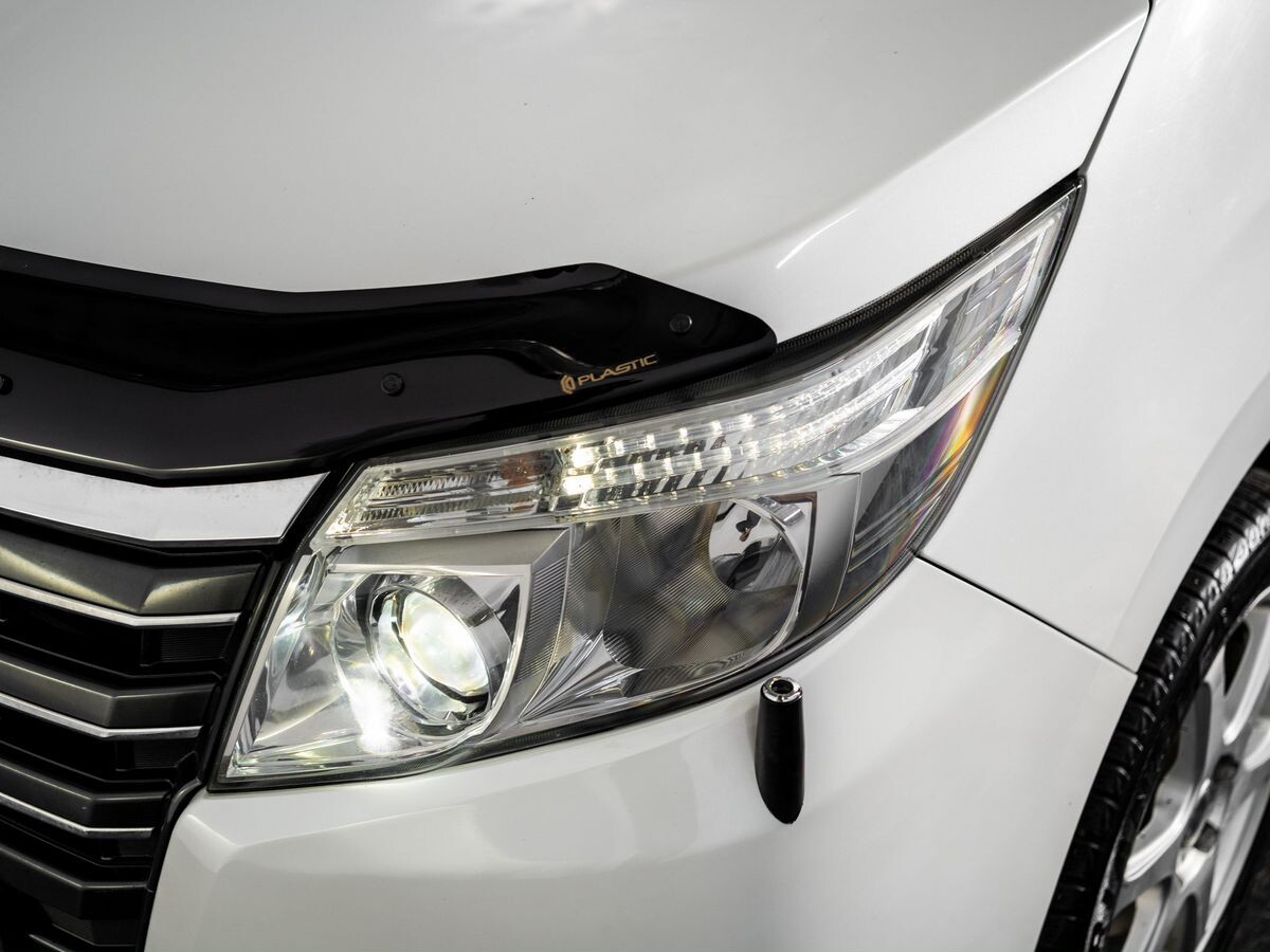 Toyota Noah 2015 - фото автомобиля