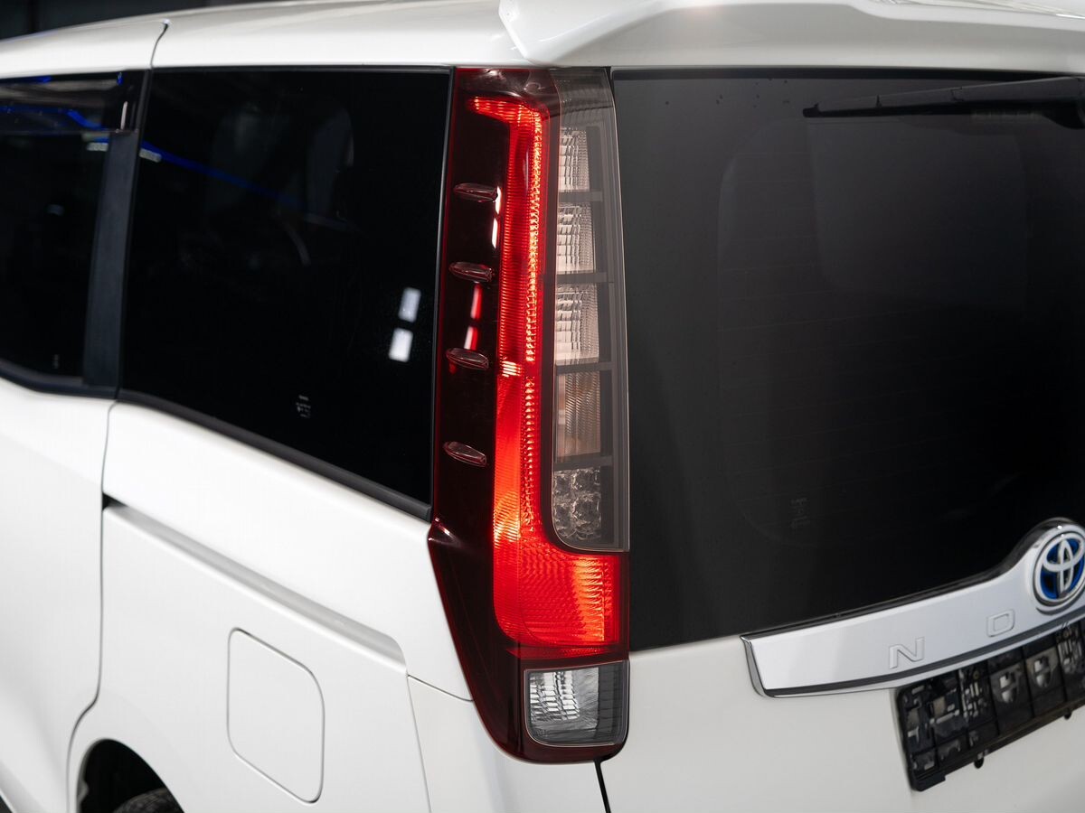 Toyota Noah 2015 - фото автомобиля