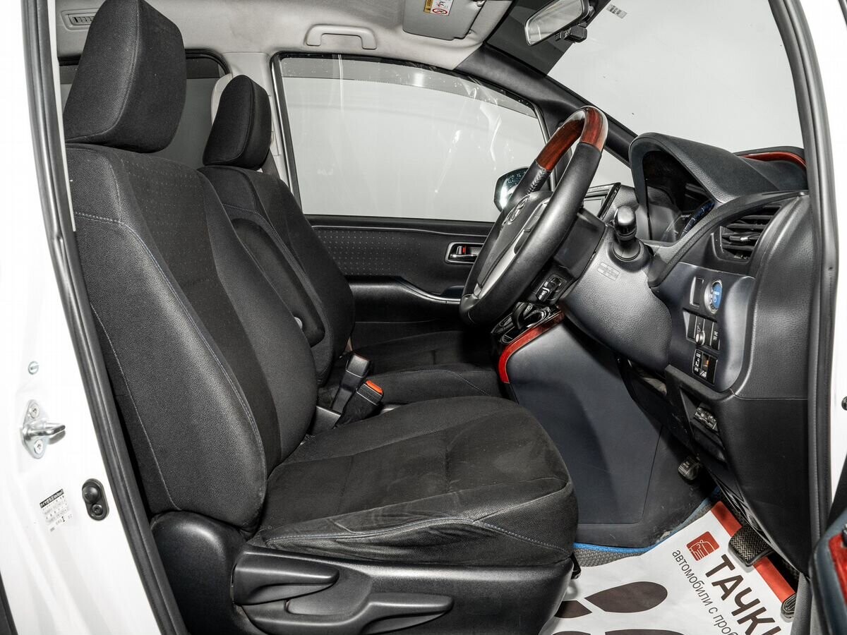 Toyota Noah 2015 - фото автомобиля