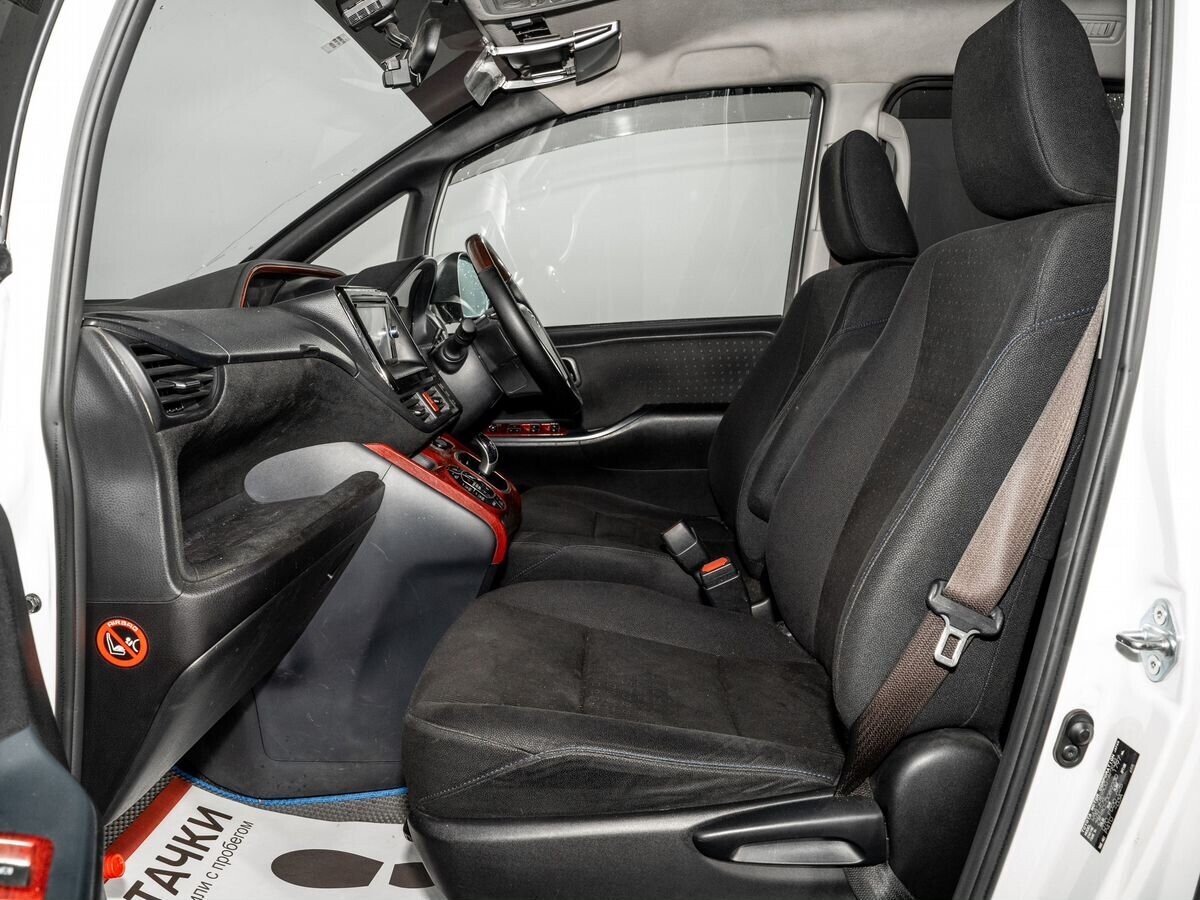 Toyota Noah 2015 - фото автомобиля