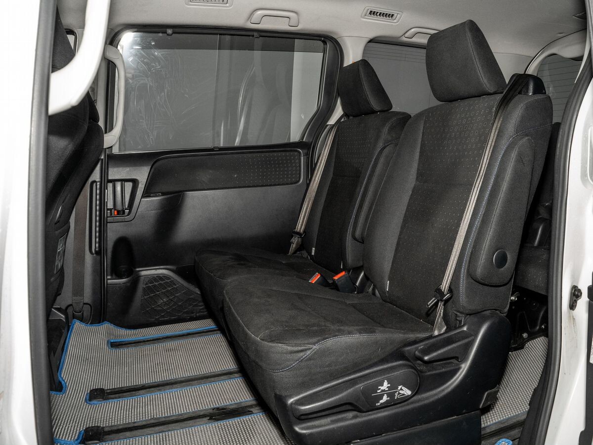 Toyota Noah 2015 - фото автомобиля