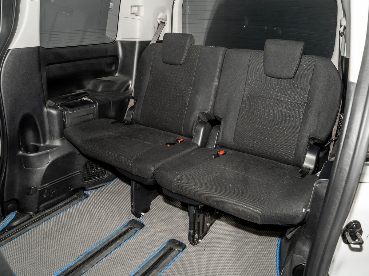 Toyota Noah 2015 - фото автомобиля
