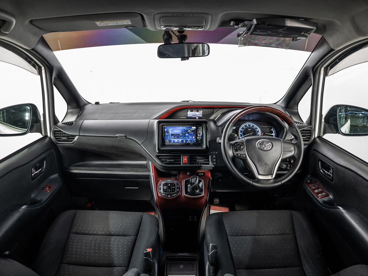 Toyota Noah 2015 - фото автомобиля