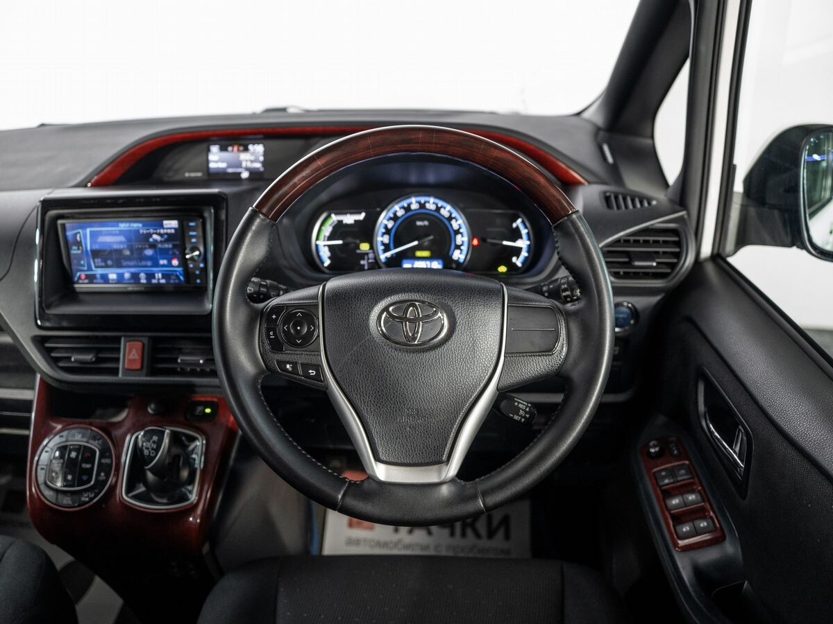 Toyota Noah 2015 - фото автомобиля