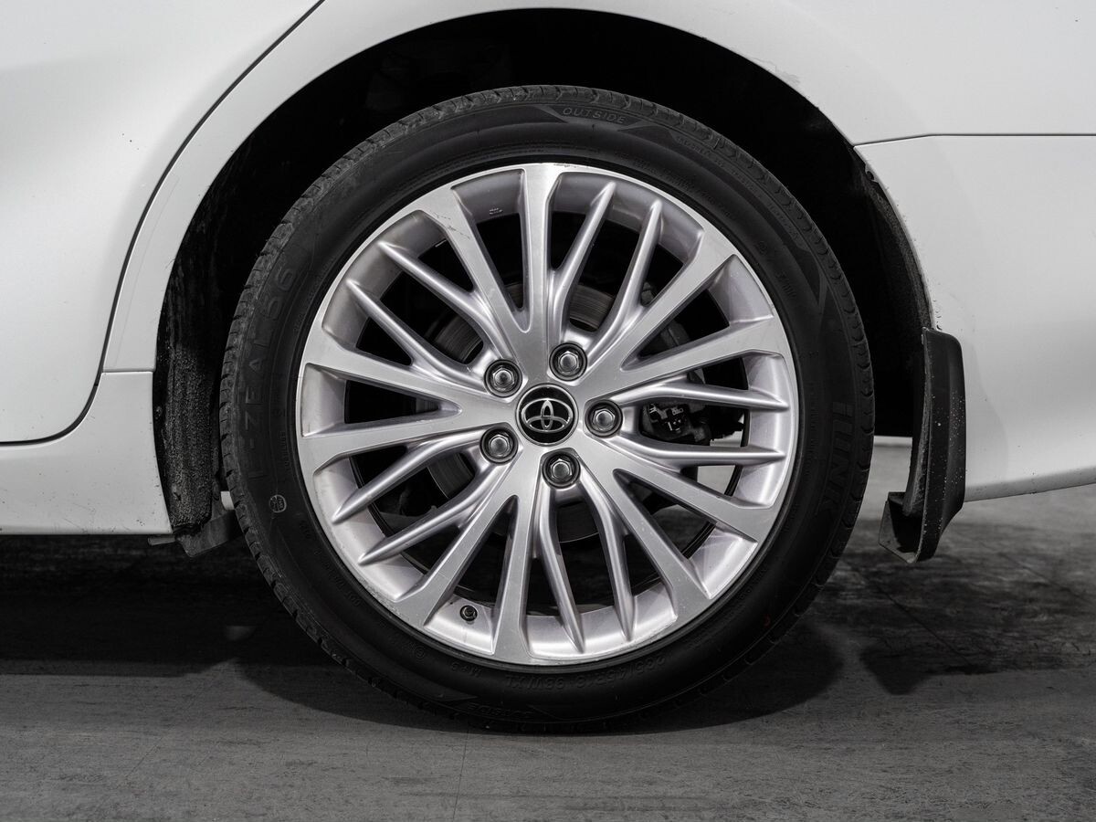 Toyota Camry 2019 - фото автомобиля