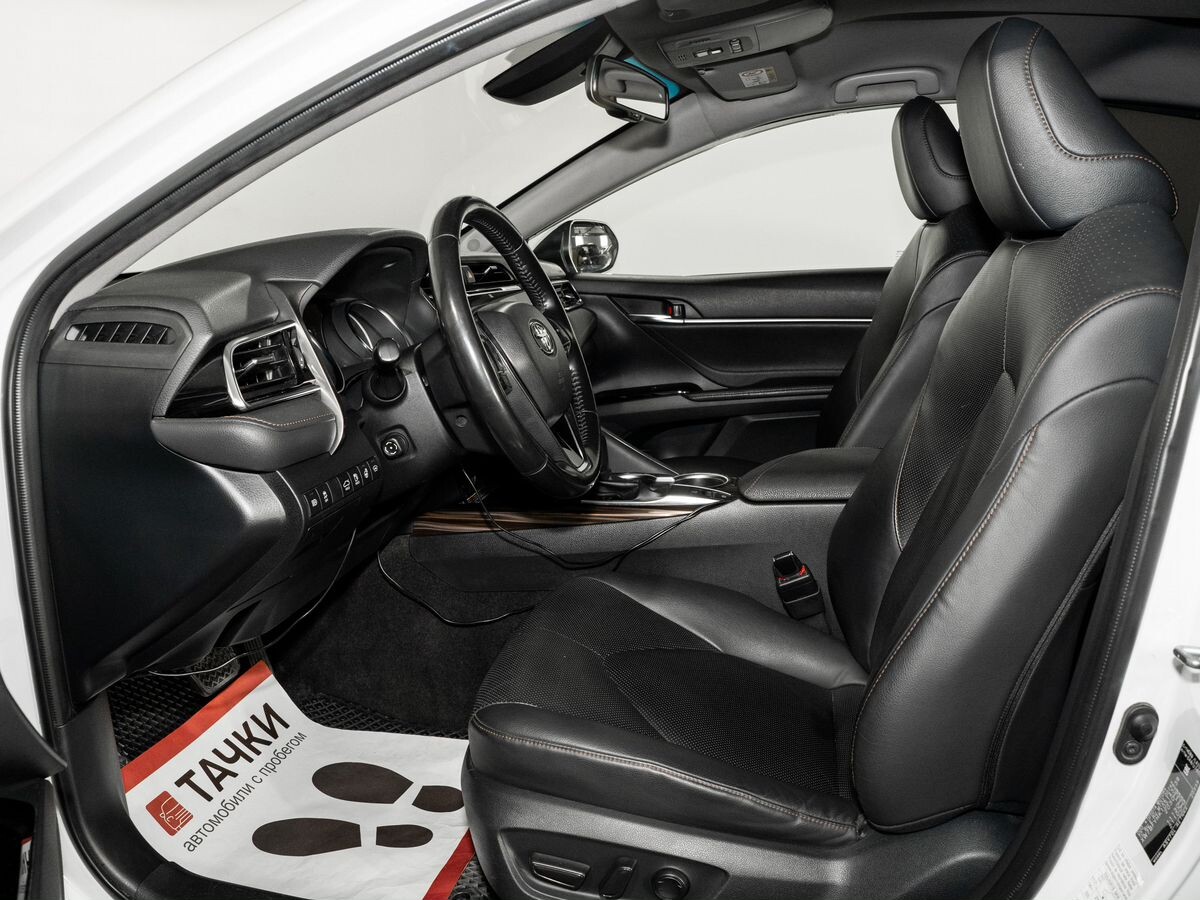 Toyota Camry 2019 - фото автомобиля