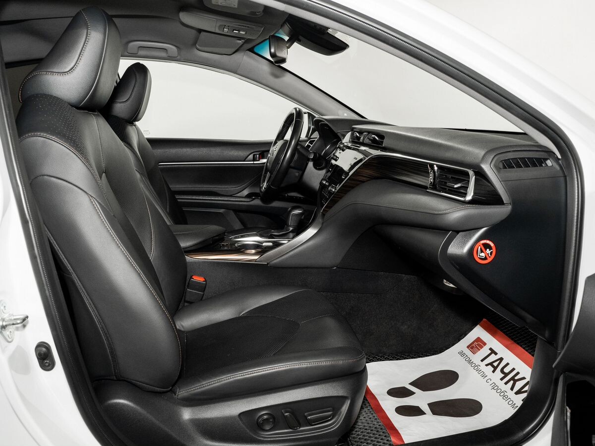 Toyota Camry 2019 - фото автомобиля