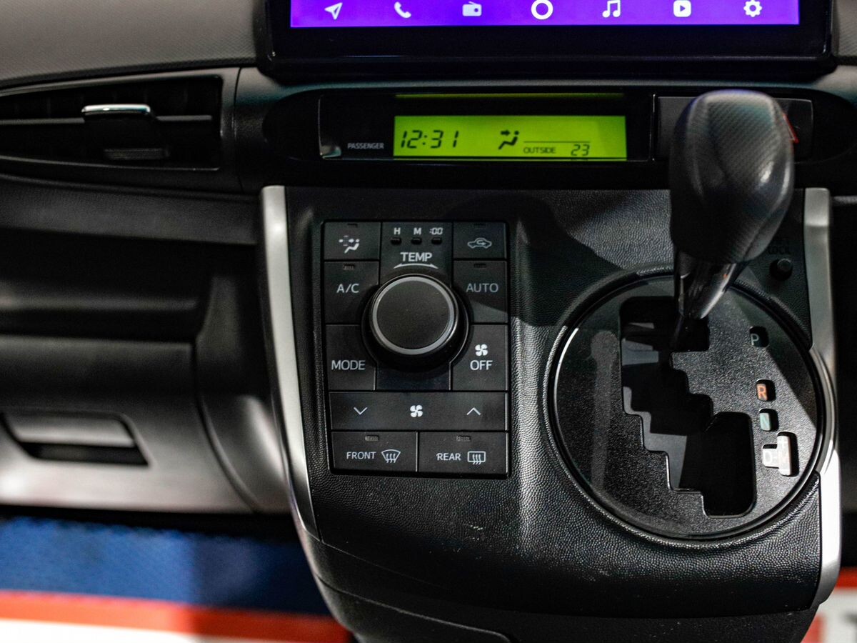 Toyota Wish 2012 - фото автомобиля