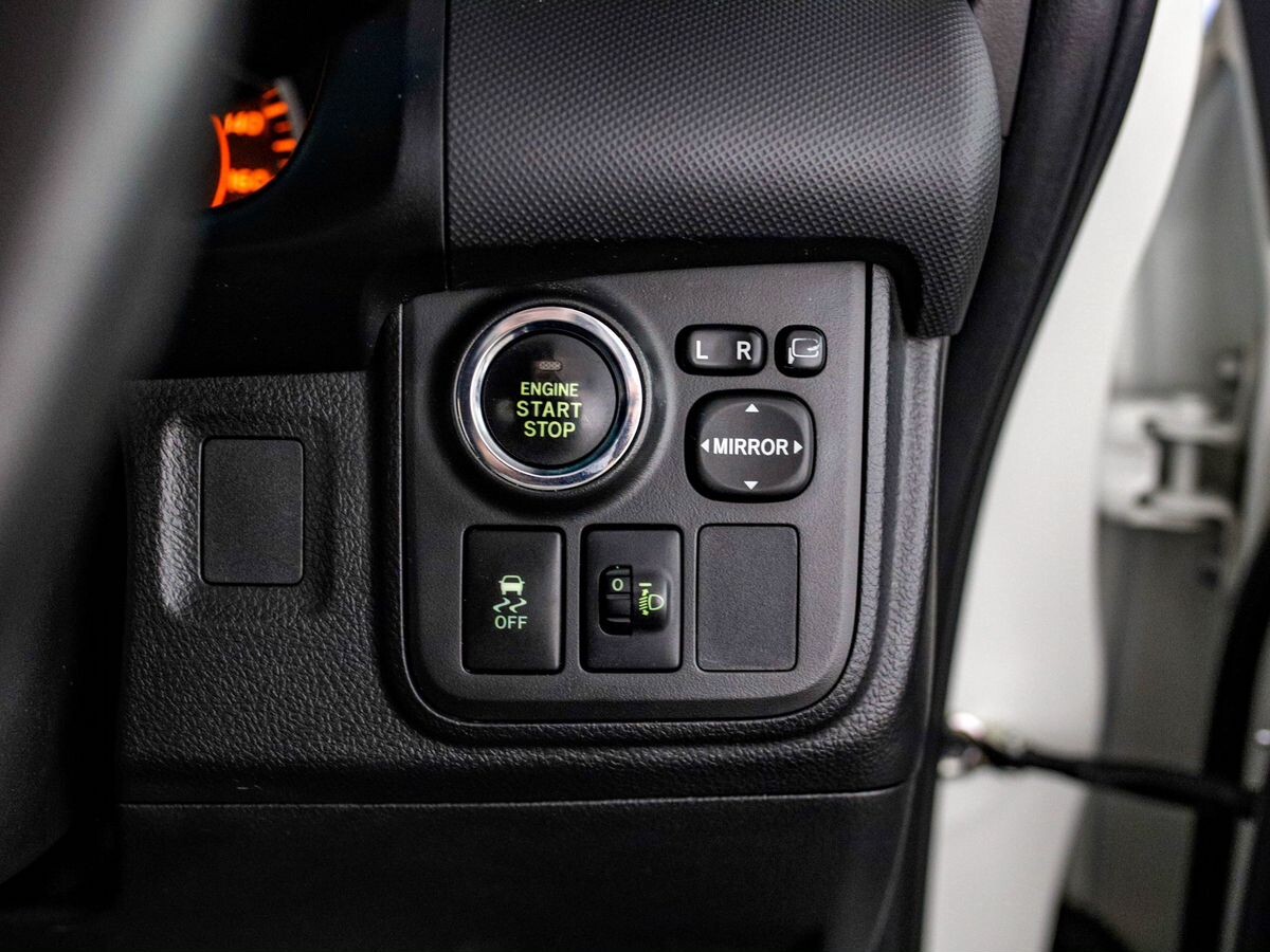 Toyota Wish 2012 - фото автомобиля