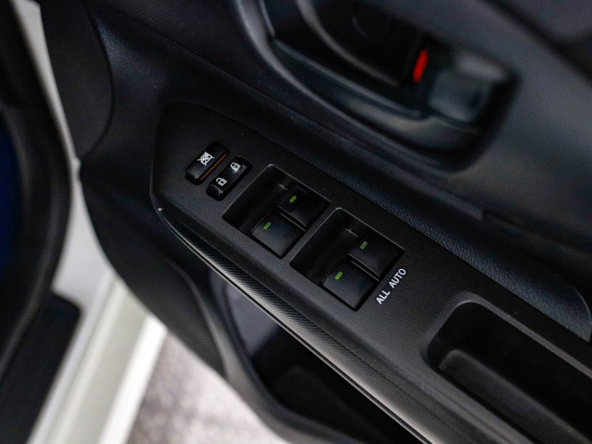 Toyota Wish 2012 - фото автомобиля