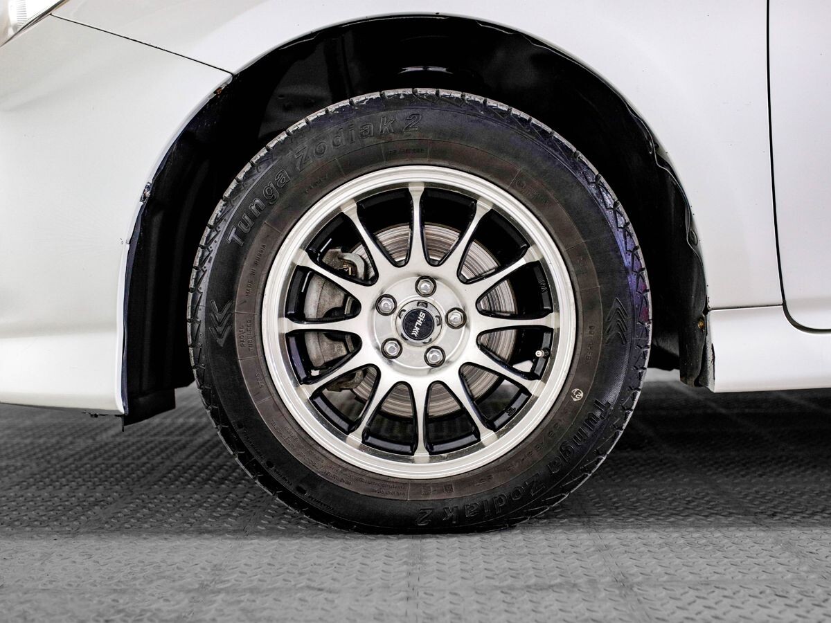 Toyota Wish 2012 - фото автомобиля